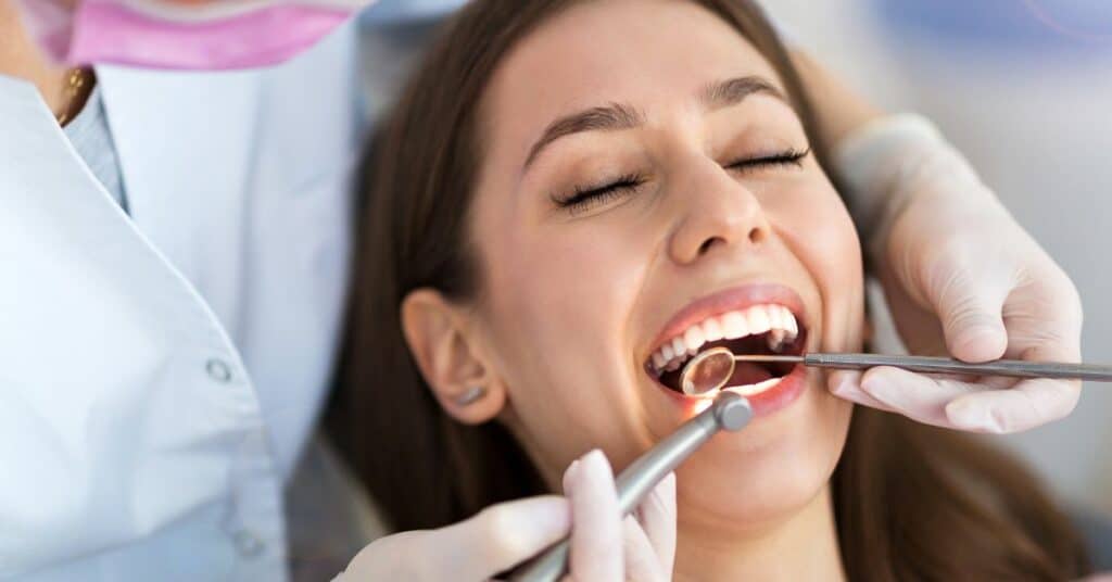 מה חשוב לבדוק לפני שבוחרים רופא שיניים